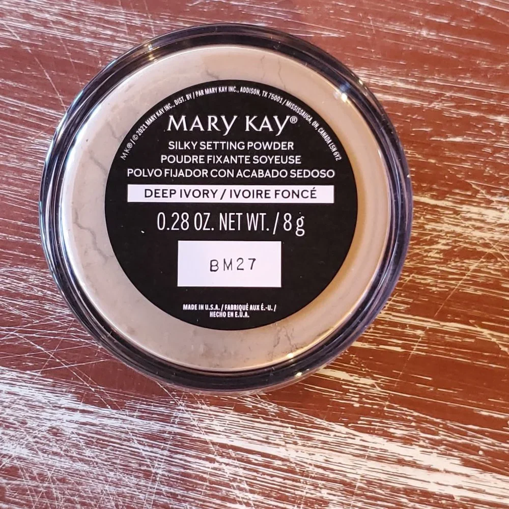 Deep Ivory Silky Setting Powder - Mary Kay - NIB